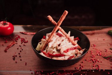 Taze salata tabağı ile karışık yeşillik