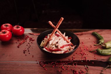 Taze salata tabağı ile karışık yeşillik