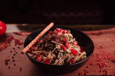 Taze salata tabağı ile karışık yeşillik