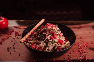 Taze salata tabağı ile karışık yeşillik