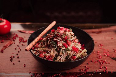 Taze salata tabağı ile karışık yeşillik