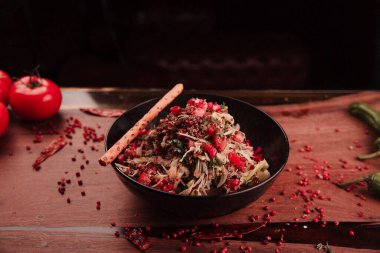 Taze salata tabağı ile karışık yeşillik