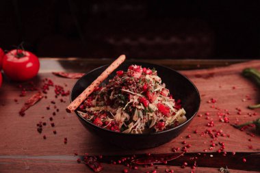 Taze salata tabağı ile karışık yeşillik