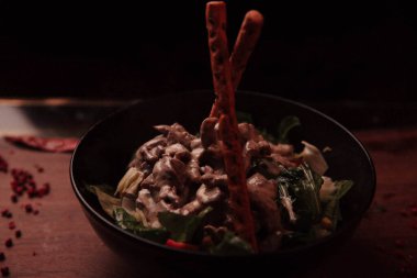 Taze salata tabağı ile karışık yeşillik