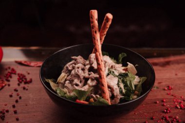 Taze salata tabağı ile karışık yeşillik