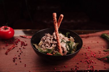 Taze salata tabağı ile karışık yeşillik