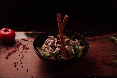 Taze salata tabağı ile karışık yeşillik