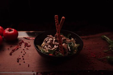 Taze salata tabağı ile karışık yeşillik