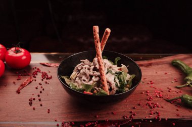 Taze salata tabağı ile karışık yeşillik