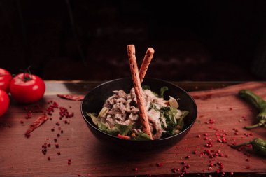 Taze salata tabağı ile karışık yeşillik