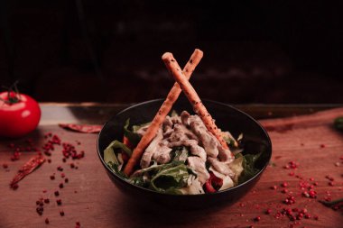 Taze salata tabağı ile karışık yeşillik