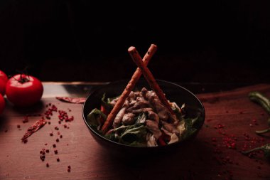 Taze salata tabağı ile karışık yeşillik