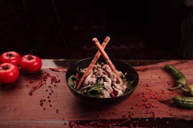 Taze salata tabağı ile karışık yeşillik