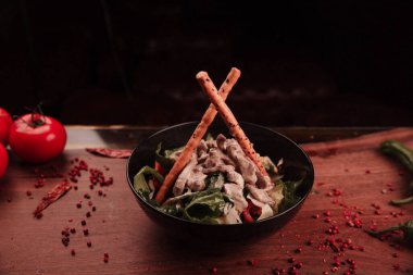 Taze salata tabağı ile karışık yeşillik