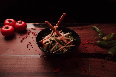 Taze salata tabağı ile karışık yeşillik