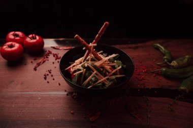 Taze salata tabağı ile karışık yeşillik