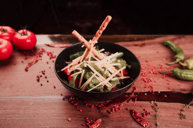 Taze salata tabağı ile karışık yeşillik