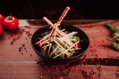 Taze salata tabağı ile karışık yeşillik