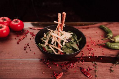 Taze salata tabağı ile karışık yeşillik