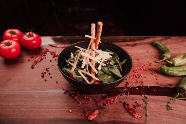 Taze salata tabağı ile karışık yeşillik