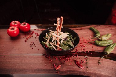 Taze salata tabağı ile karışık yeşillik