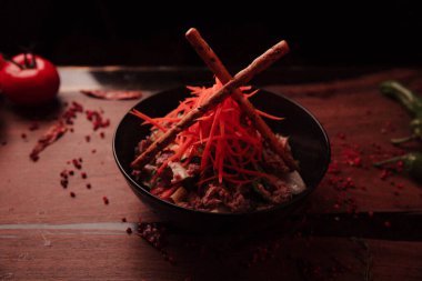 Taze salata tabağı ile karışık yeşillik