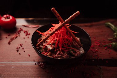 Taze salata tabağı ile karışık yeşillik