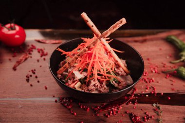 Taze salata tabağı ile karışık yeşillik