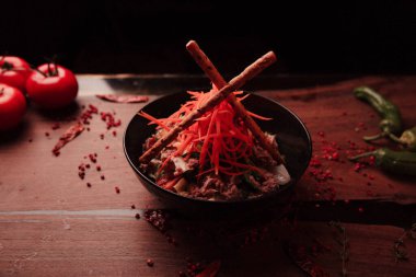 Taze salata tabağı ile karışık yeşillik