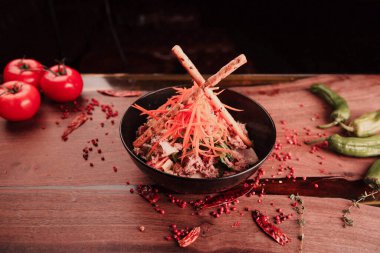 Taze salata tabağı ile karışık yeşillik