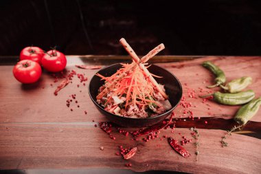 Taze salata tabağı ile karışık yeşillik