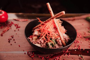 Taze salata tabağı ile karışık yeşillik