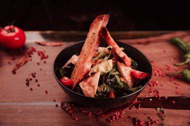 Taze salata tabağı ile karışık yeşillik