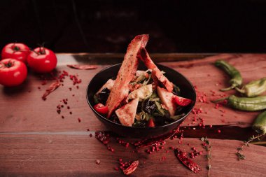 Taze salata tabağı ile karışık yeşillik