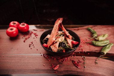 Taze salata tabağı ile karışık yeşillik