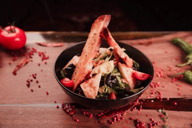 Taze salata tabağı ile karışık yeşillik