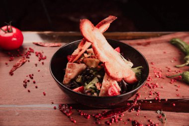 Taze salata tabağı ile karışık yeşillik