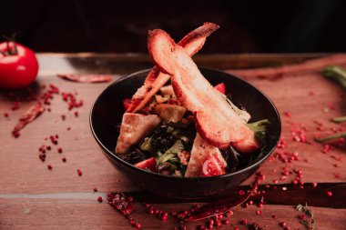 Taze salata tabağı ile karışık yeşillik