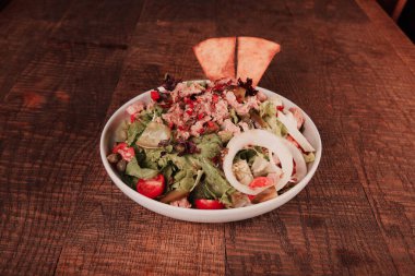 Taze salata tabağı ile karışık yeşillik