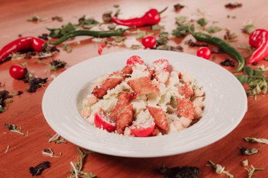 Taze salata tabağı ile karışık yeşillik