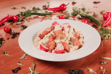 Taze salata tabağı ile karışık yeşillik