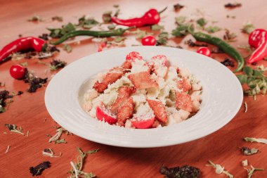 Taze salata tabağı ile karışık yeşillik