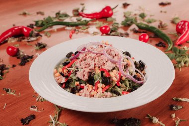 Taze salata tabağı ile karışık yeşillik