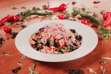 Taze salata tabağı ile karışık yeşillik