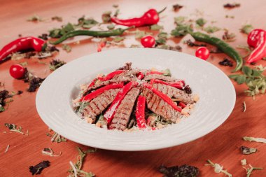 Taze salata tabağı ile karışık yeşillik