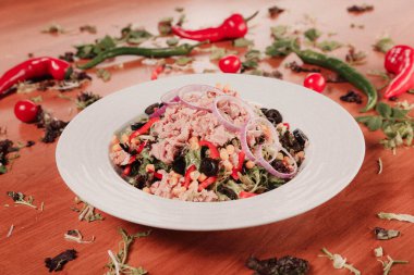 Taze salata tabağı ile karışık yeşillik