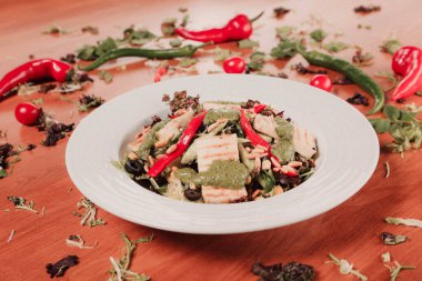 Taze salata tabağı ile karışık yeşillik