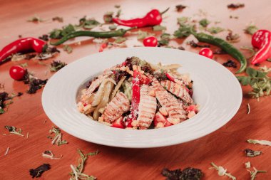 Taze salata tabağı ile karışık yeşillik