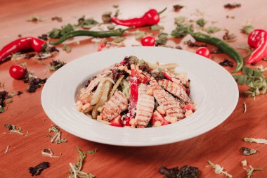 Taze salata tabağı ile karışık yeşillik