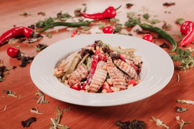 Taze salata tabağı ile karışık yeşillik